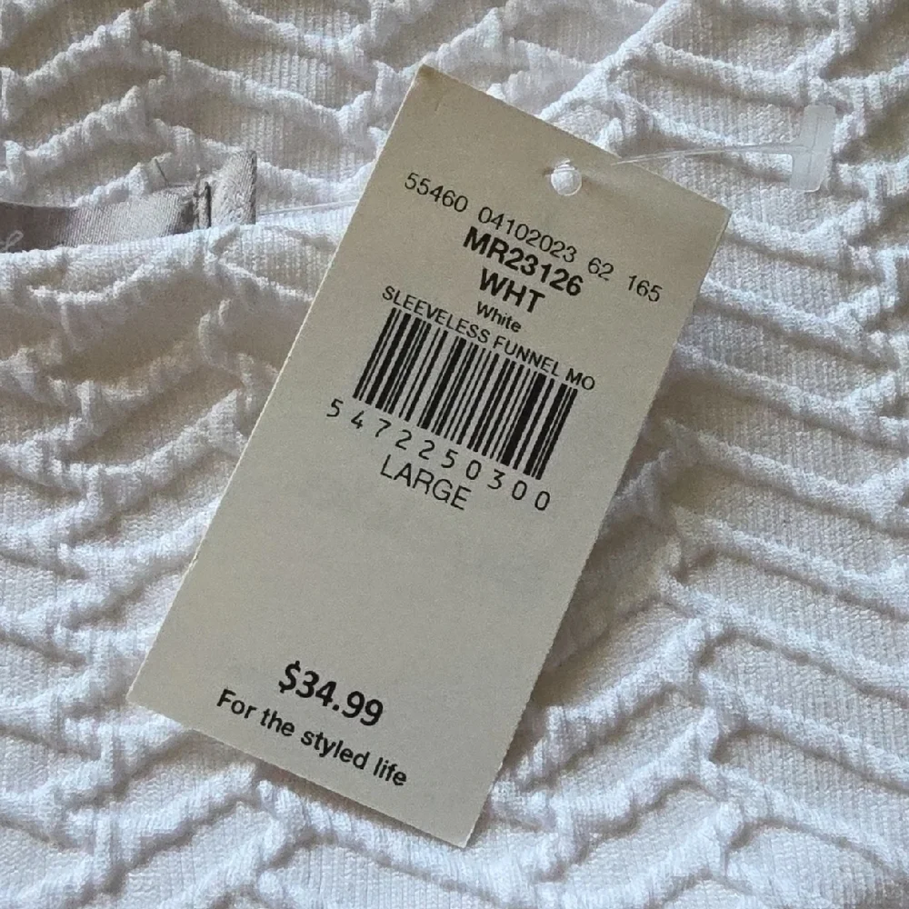 red By BKE Women's White Textured Sleeveless Keyhole Top. Size Large